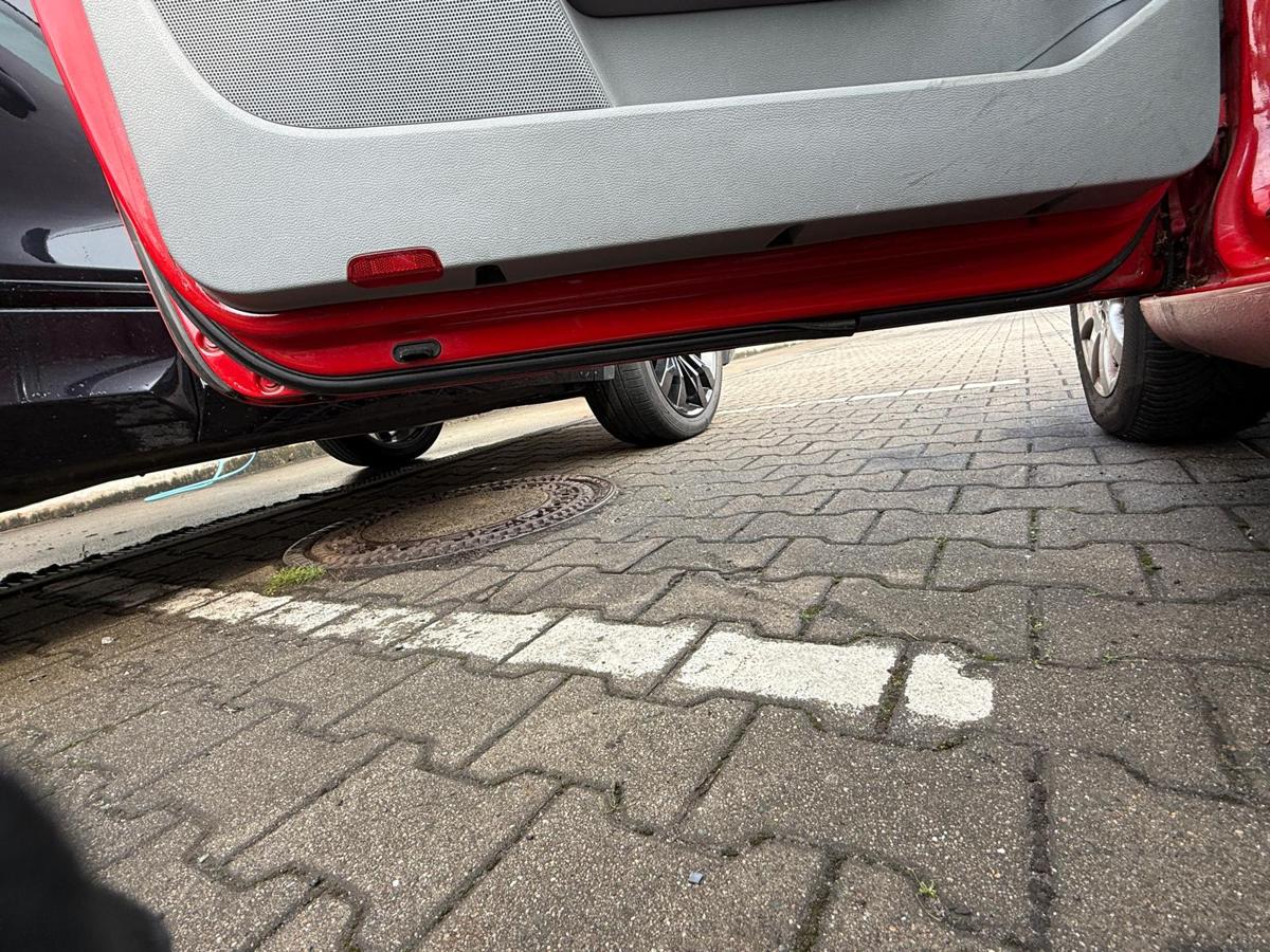 VW Golf V original Tür links LY3D Tornadorot 3-Türer Rohbau BJ04